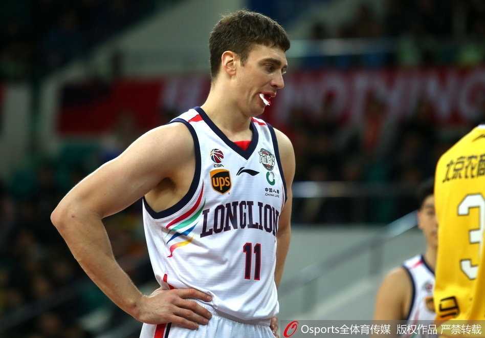 汉斯布鲁高高跃起摘下前场篮板，手臂上青筋暴起，嘴角的伤口在发力时似乎又要崩开。