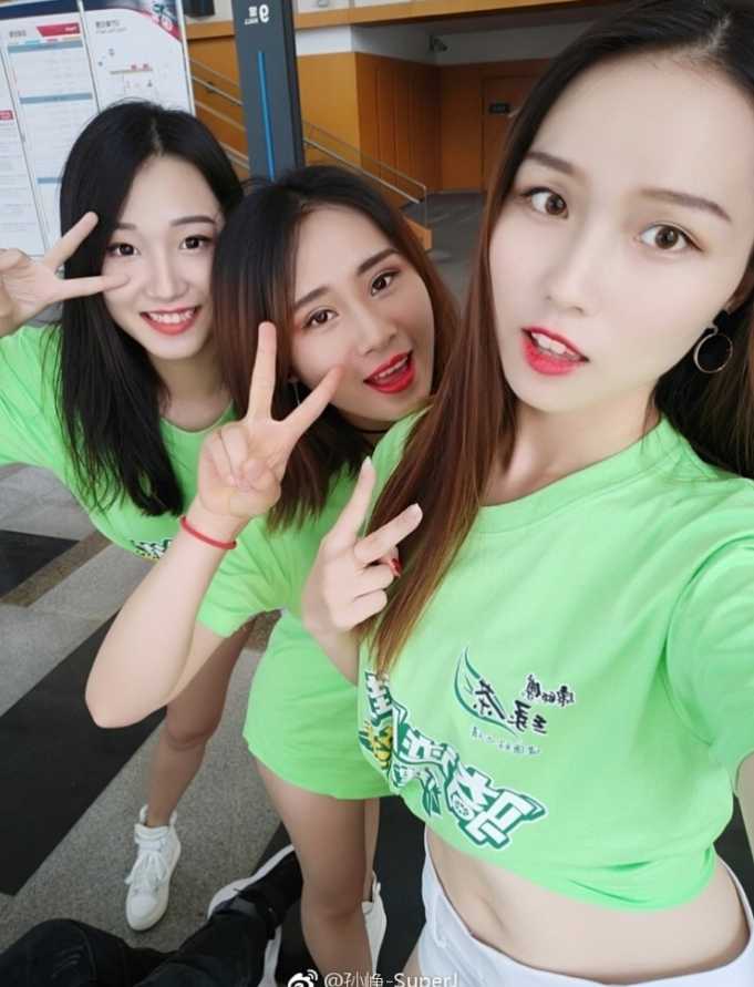 篮球宝贝手持花球，动感舞姿点燃全场热情