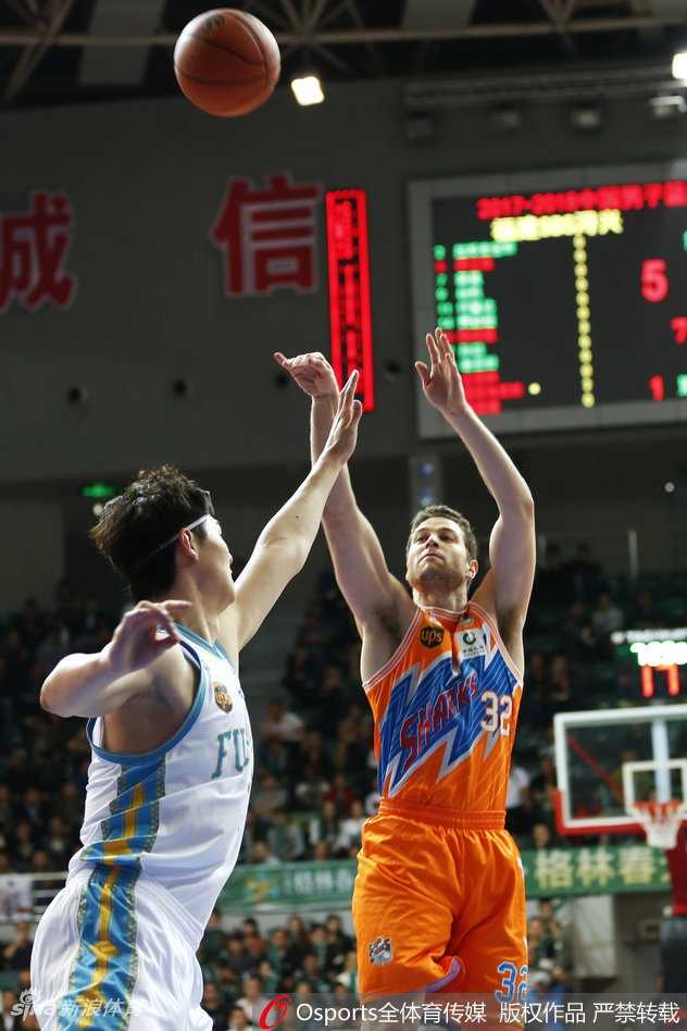 王哲林在内线强打张兆旭，利用梦幻脚步晃开防守后勾手命中，展示了他作为顶级中锋的细腻技术。