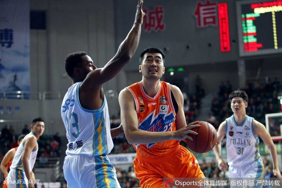 福建神射手陈林坚抬手稳稳命中三分后握拳怒吼，这一夜他化身冷血杀手，生涯新高的40分照亮晋江夜空。