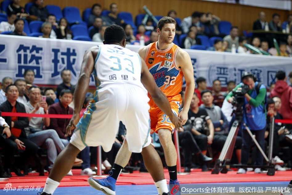 上海外援明纳拉斯高举双臂庆祝三分命中，这位大个子全场投进8记三分，与弗雷戴特联手空砍90分。