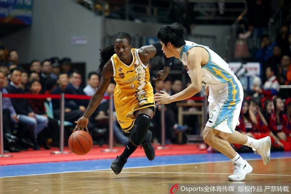 胡金秋快下如灵猫般轻盈，接球后跨步上篮，令福建防线望球兴叹