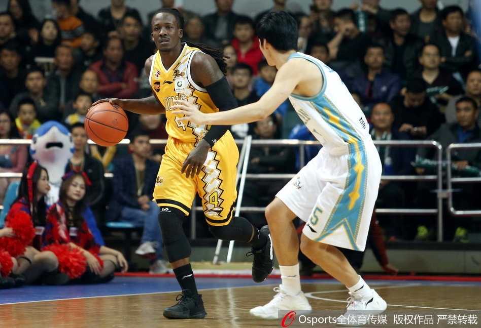 广厦外援福特森如猎豹般撕破防线，腾空而起上演单手补篮压哨好戏