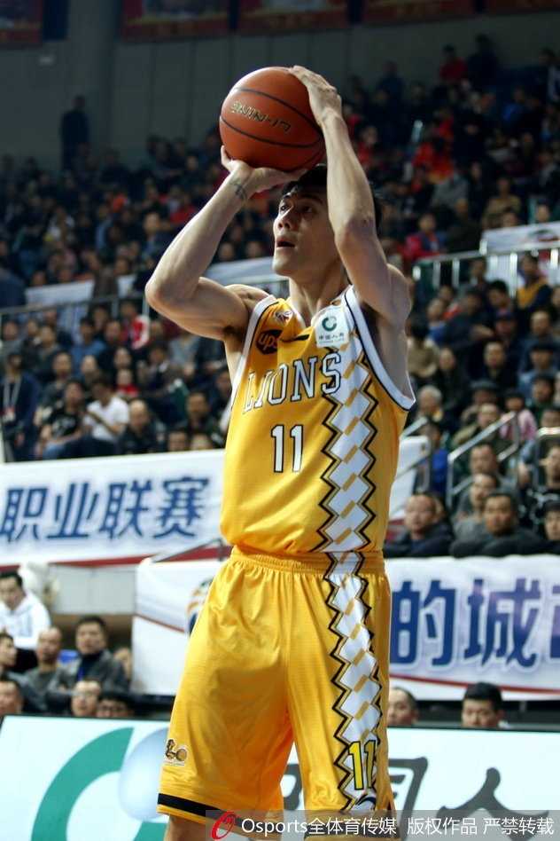 林志杰老当益壮，面对防守悍将强行起杆上篮，打成二加一霸气外露