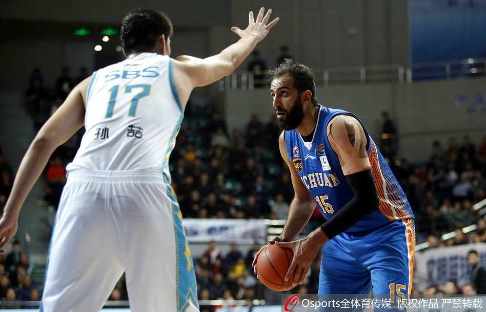 在比赛的关键时刻，四川队的富兰克林持球面对福建队的严密防守，他试图用节奏变化寻找突破口，但福建队的防线坚如磐石。