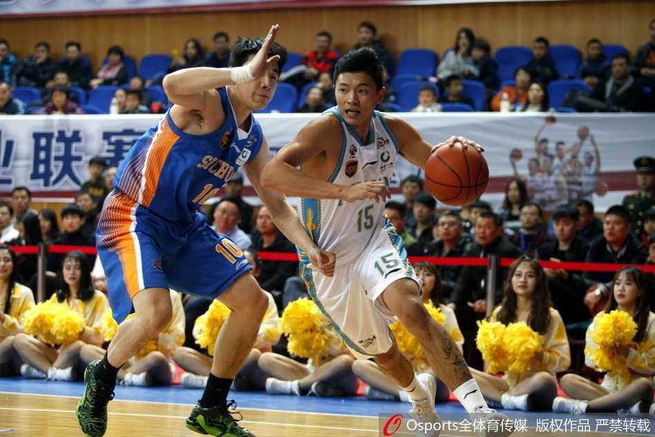 福建射手陈林坚在三分线外果断出手，皮球在空中划出一道完美的弧线，应声入网，为球队的追分势头注入了一针强心剂。