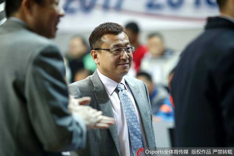 福建队外援史密斯在快攻反击中如旋风般掠过球场，他轻盈地挑篮得手，为球队的逆转之火再添一把干柴。