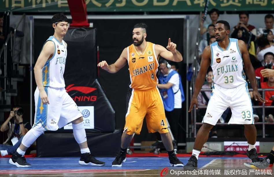 外援哈里斯在人群中强行起跳补篮，他的眼神中充满了对胜利的渴望，肌肉线条在对抗中绷紧，尽显硬汉本色。