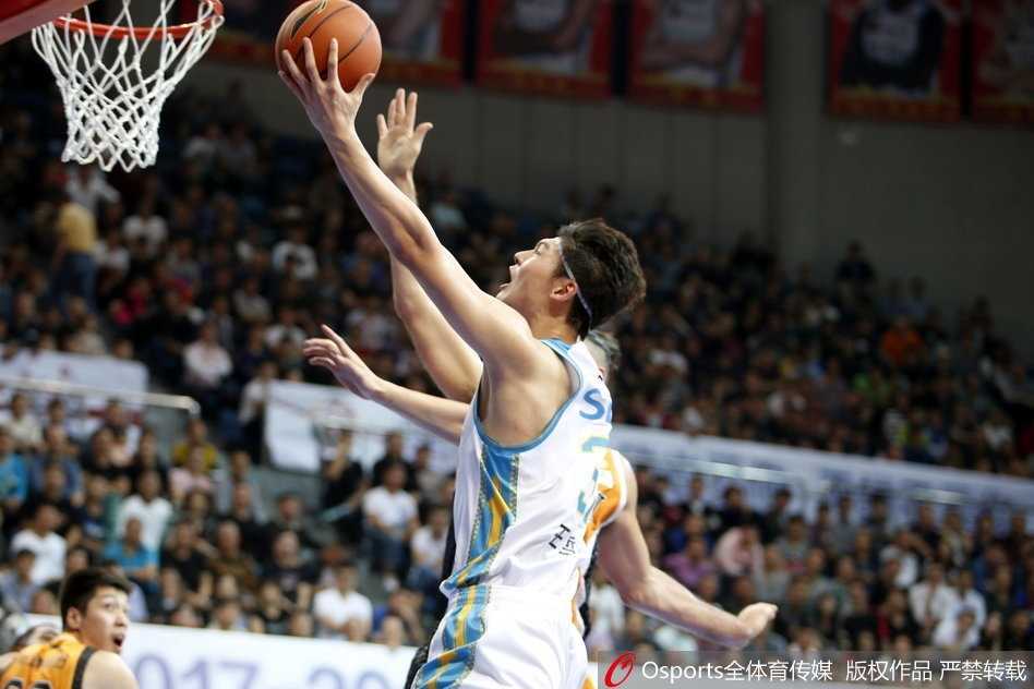 陈林坚快攻中上演单手劈扣，他像一把出鞘的利剑直插对手心脏，整个球馆为他沸腾，队友也上前与他激情庆祝。