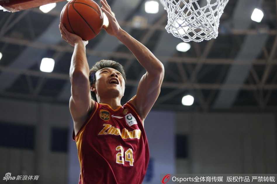 浙江队外援威姆斯如闪电般突破福建队的防线，他眼神坚毅，高高跃起准备上篮，身后是王哲林奋力回追的身影