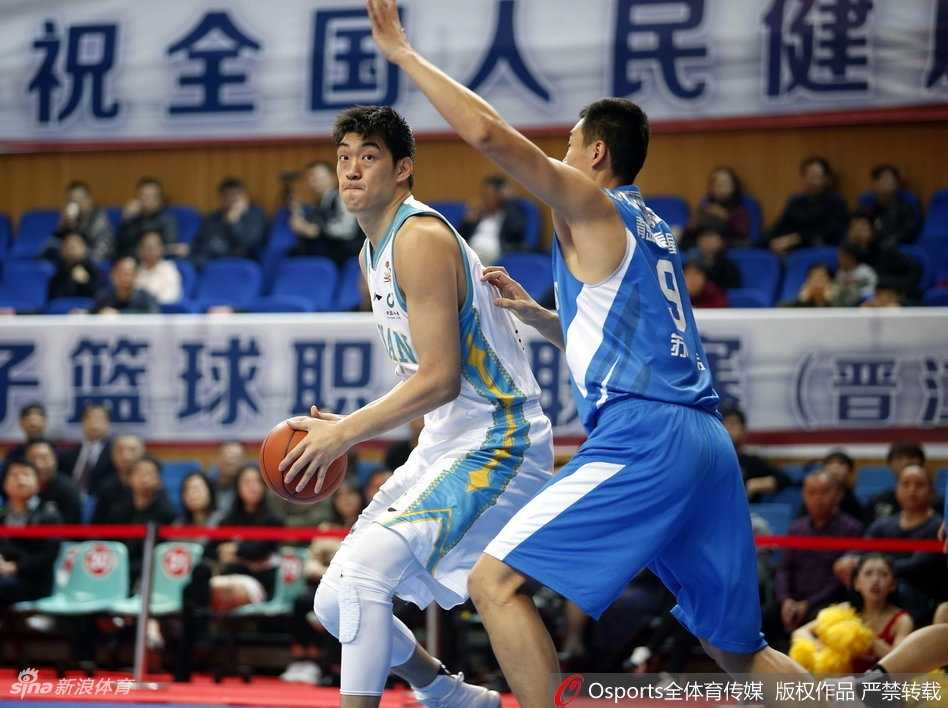 哈里斯在长人丛中拼下前场篮板，强硬补篮得手，展现了他对篮板球的绝对统治力。