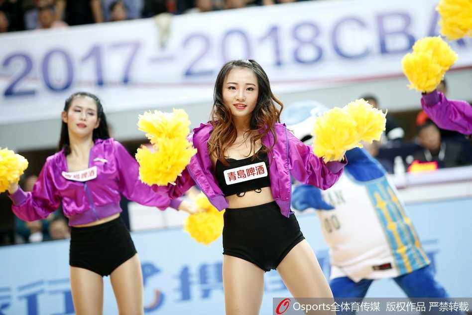 随着比赛的节奏进入高潮，篮球宝贝们变换了以红色为主调的表演服装，她们围成半圆，向看台上的球迷挥手互动。在她们身后，是座无虚席的看台和挥舞着充气棒的观众，整个体育馆汇聚成一片欢乐的海洋。