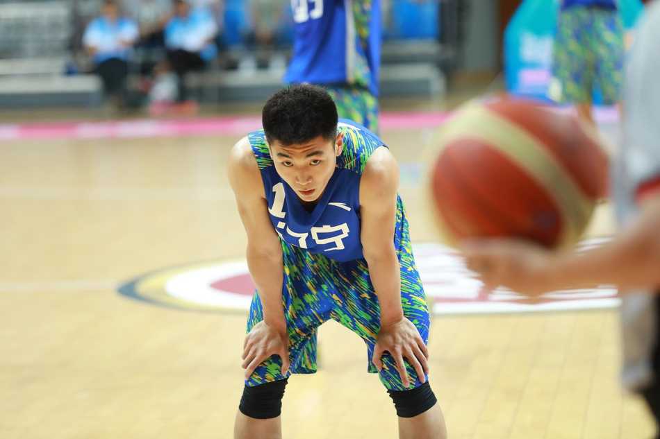 福清市体育馆内座无虚席的热情球迷纷纷起立鼓掌，为这届精彩的争霸赛献上致敬