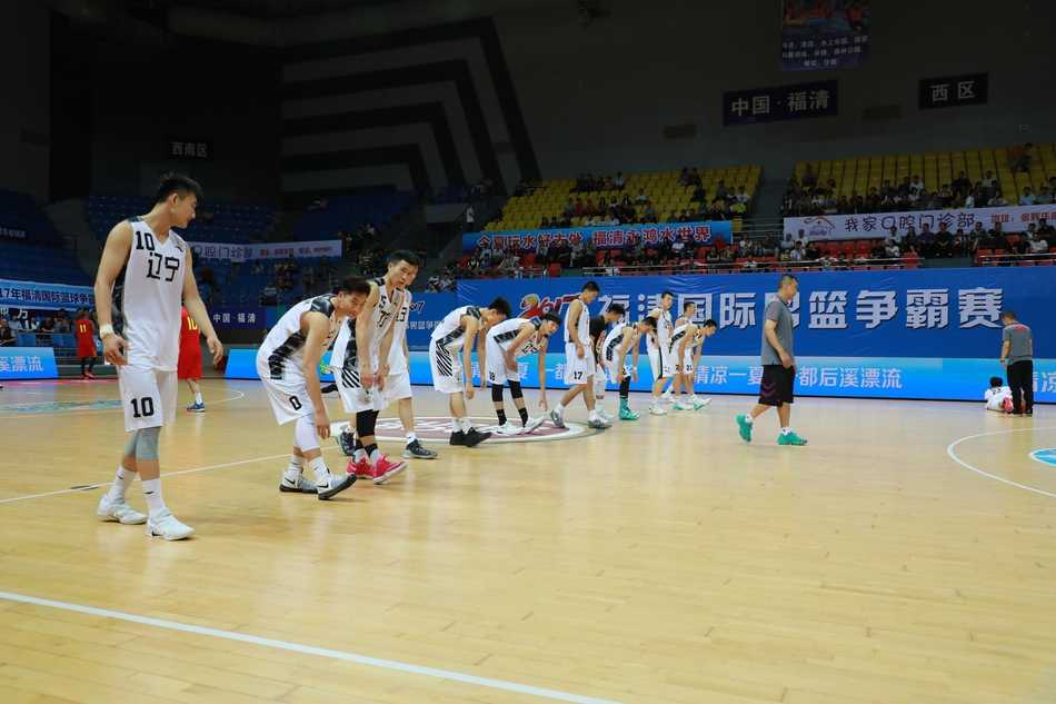 内线巨塔旱地拔葱，双手重锤怒扣震慑全场