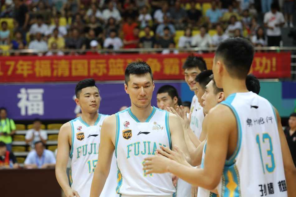 福建队队长周启新在快攻中上篮得分，他犀利的突破和强硬的防守是球队逆转比赛的关键