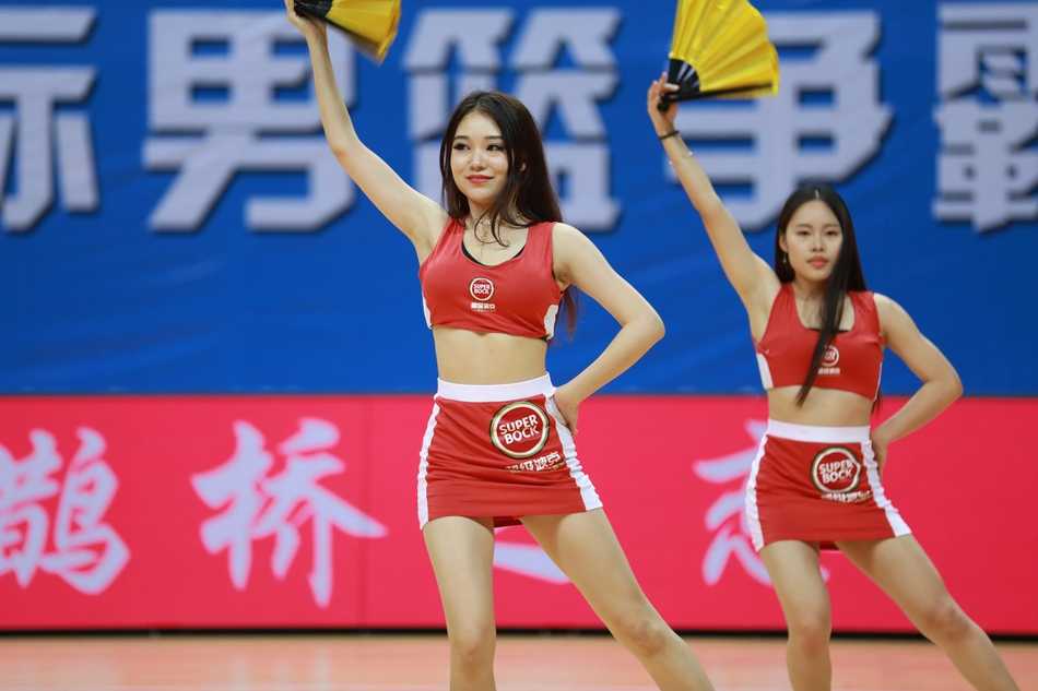 俄罗斯队教练在场边激情指挥，他挥舞着拳头，试图唤醒队员们的防守激情，身后的巨大计分牌记录着这场毫厘之间的激烈对决。