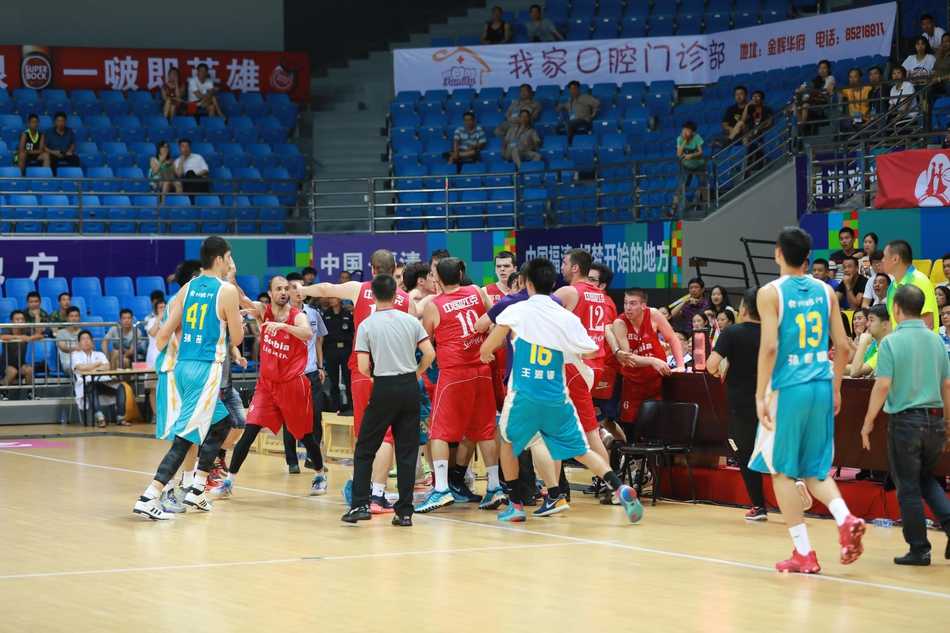 周启新在高速运球中指挥队友跑位，他的每一个手势都像是战场上的将军，调动着千军万马。