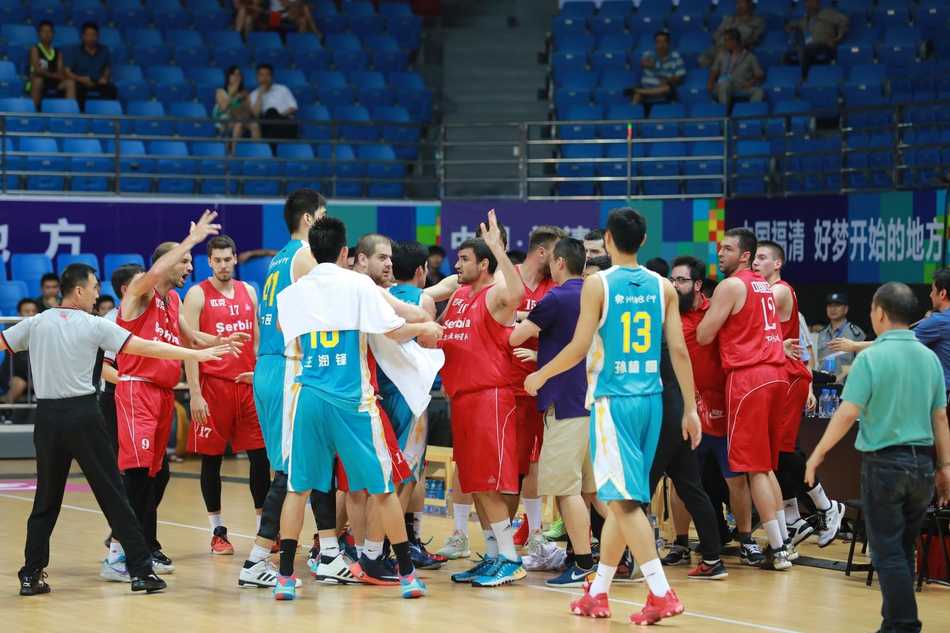 李江淮与队友击掌相庆，脸上洋溢着激情与自信，汗水在灯光下闪烁，仿佛在宣告王者归来。