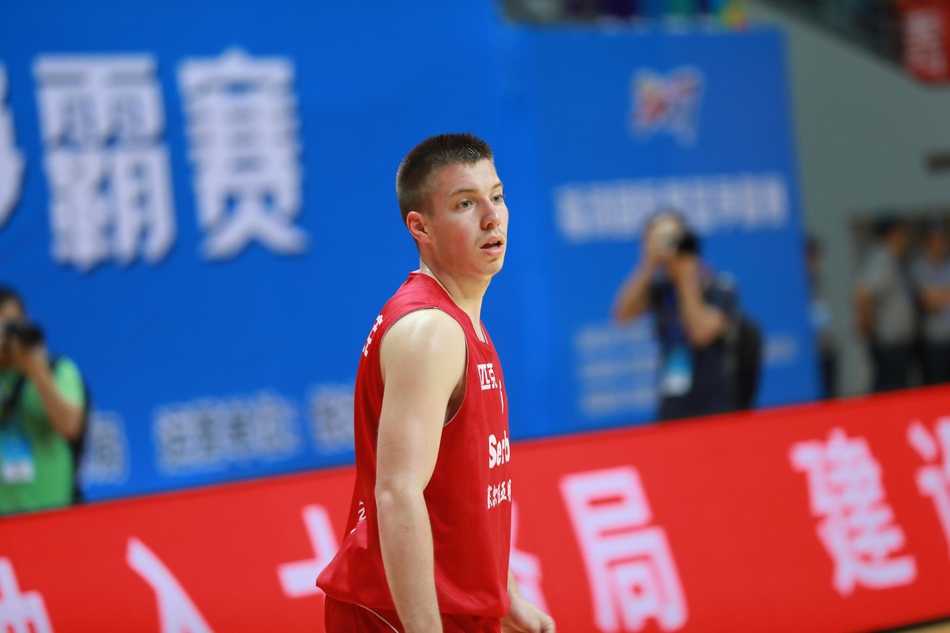 福建队全体队员围成一圈怒吼庆祝，红色的队服汇聚成一片燃烧的海洋，胜利的喜悦溢于言表。