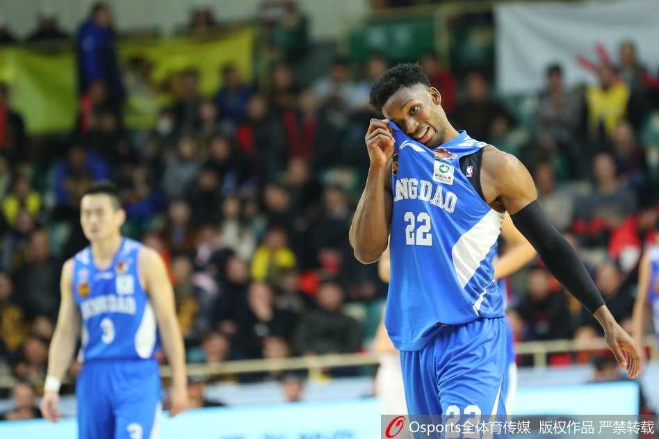 青岛外援吉布森在广厦严防死守下强行干拔三分，球在空中划出美妙弧线直钻网心。