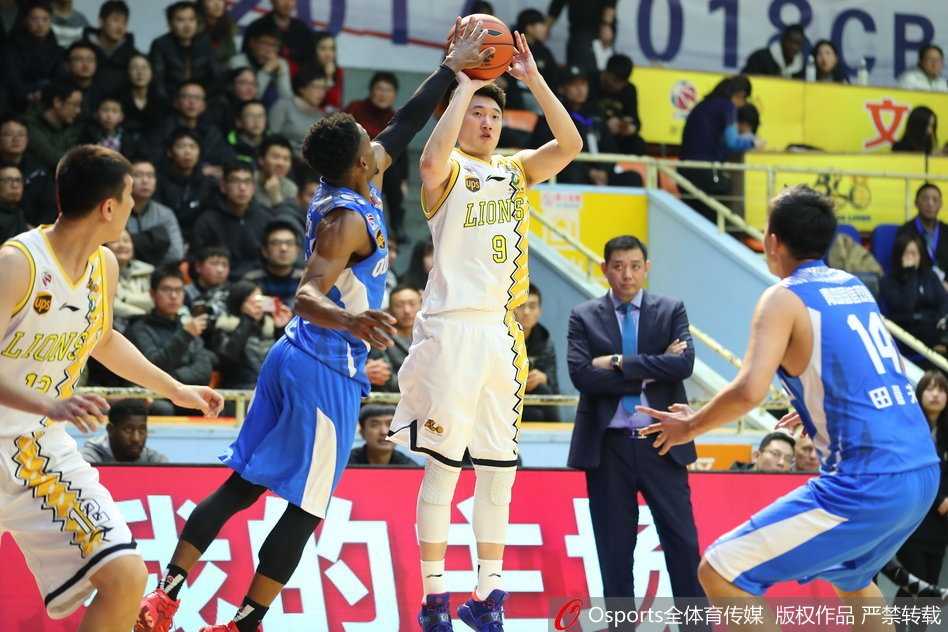 广厦年轻后卫孙铭徽快速反击中利用节奏变化跳步上篮，在青岛队员封盖之前将球稳稳放进篮筐。