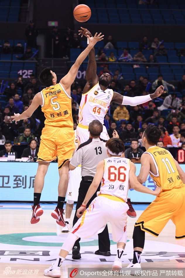 广厦队核心后卫福特森在人群中撕开防线，以一记鬼魅般的上篮撕裂同曦队的防守，他的眼神中充满了对胜利的渴望。