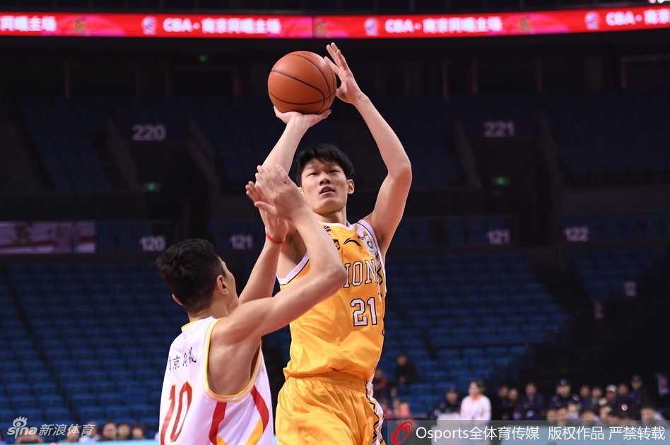 希腊中锋博洛西斯用他宽厚的背部顶开防守，在三人包夹之下依然从容地将球放入篮筐，展现了欧洲内线的精湛技艺。