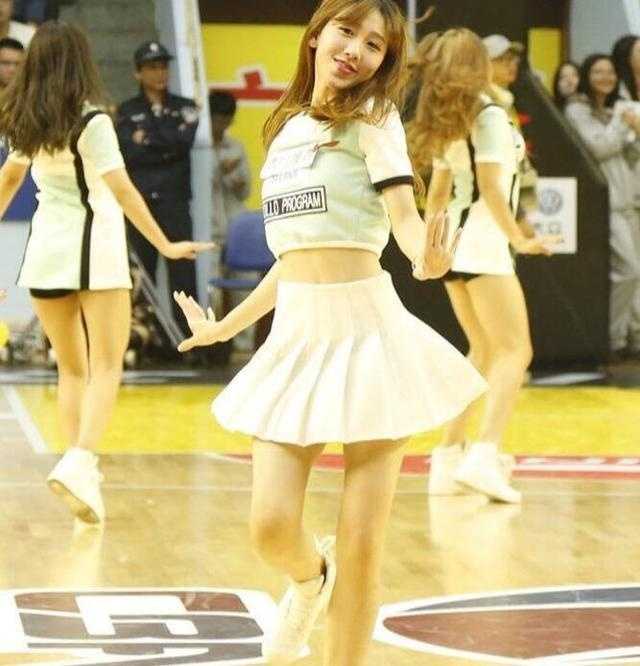 舞台上的她发丝飞扬笑容灿烂，用最热情的舞姿致敬偶像，活力四射感染全场