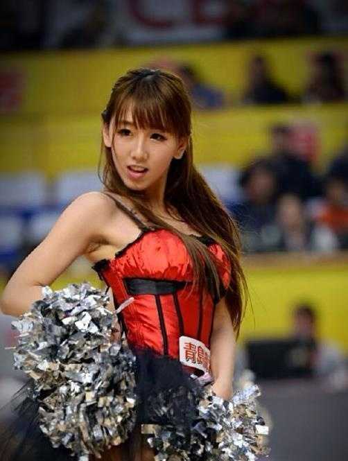 球场边的她托腮沉思，眉眼弯弯似月牙，流露出对偶像科比的专注与喜爱