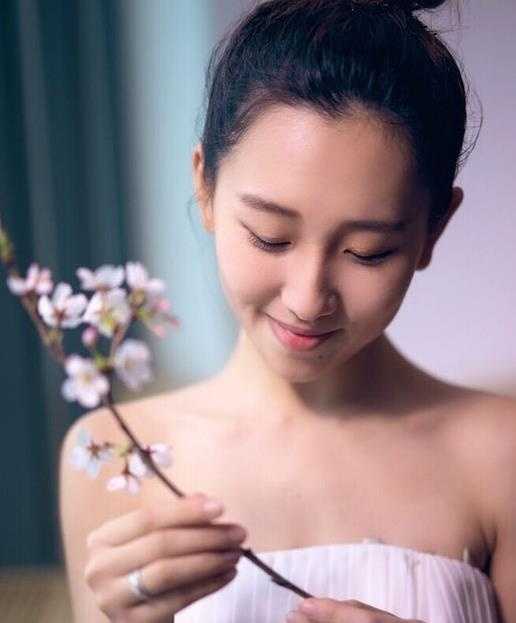 她手握篮球眼神坚定，曼巴精神融入血液，在赛场上绽放属于自己的光芒