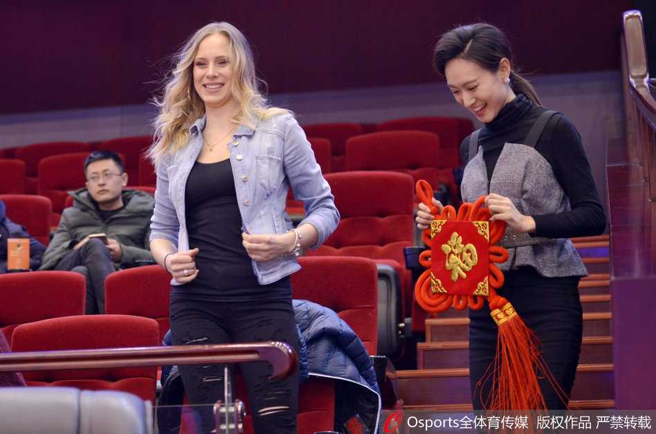 赛后，她手拿寓意吉祥的福字在场边等候，脸上洋溢着抑制不住的喜悦，那是一种与爱人共享胜利后的纯粹快乐，举手投足间尽显优雅与从容，让人惊觉岁月静好莫过于此。