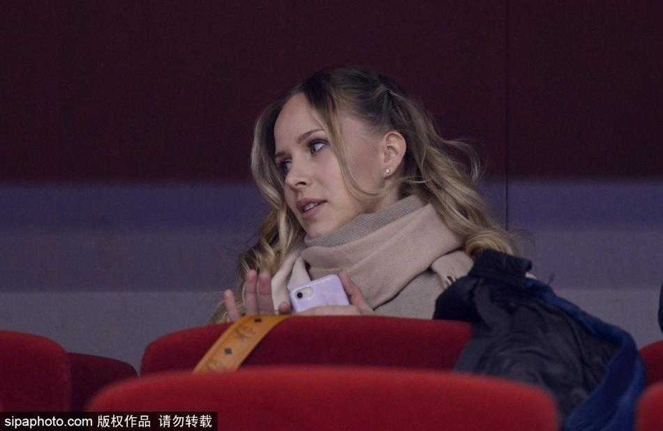 暂停间隙，莫泰尤纳斯喘着粗气望向观众席，目光穿越人群的缝隙，恰好与女友担忧的眼神相遇，两人隔空无声交流，空气里弥漫着铁血硬汉背后的脉脉温情。