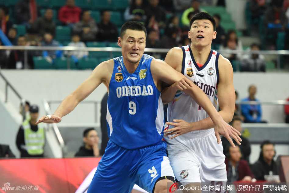 苏伟在肌肉丛林中张开双臂奋力卡住有利位置，眼神坚毅地盯着来球方向，宛如一座移动的屏障