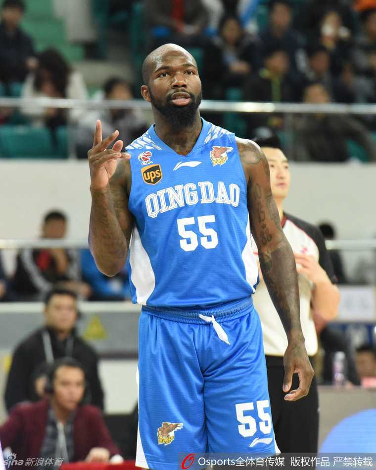 张大宇高高跃起双手持球暴扣，篮筐在他巨大的力量下颤抖呻吟，对手只能无奈地仰望