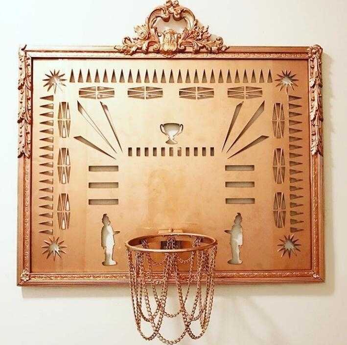 透过一块透明篮板看过去，背后的风景被微微扭曲，篮筐上缠绕着彩色的装饰物，让原本单调的训练变得像一场梦幻的游戏。