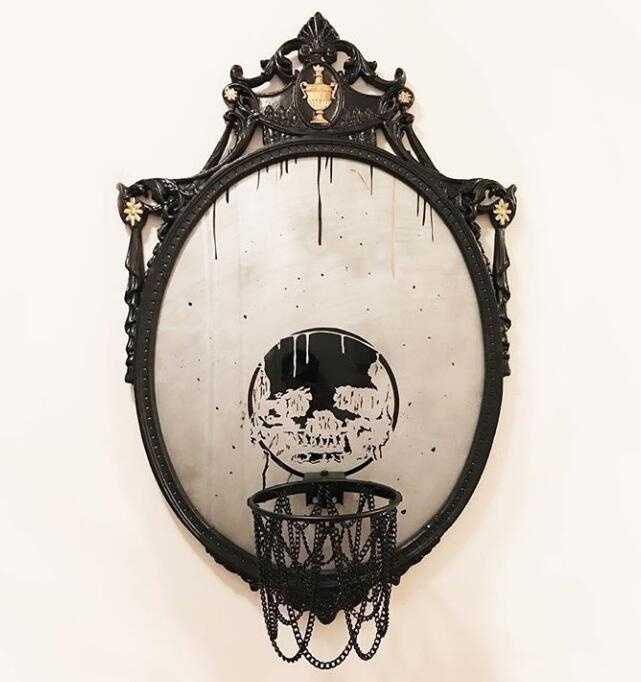 夜幕下，篮板边缘亮起暖黄色的LED灯带，勾勒出清晰的轮廓，篮筐也被红光环绕，像黑暗中指引方向的灯塔，让夜晚的球场不再迷茫。