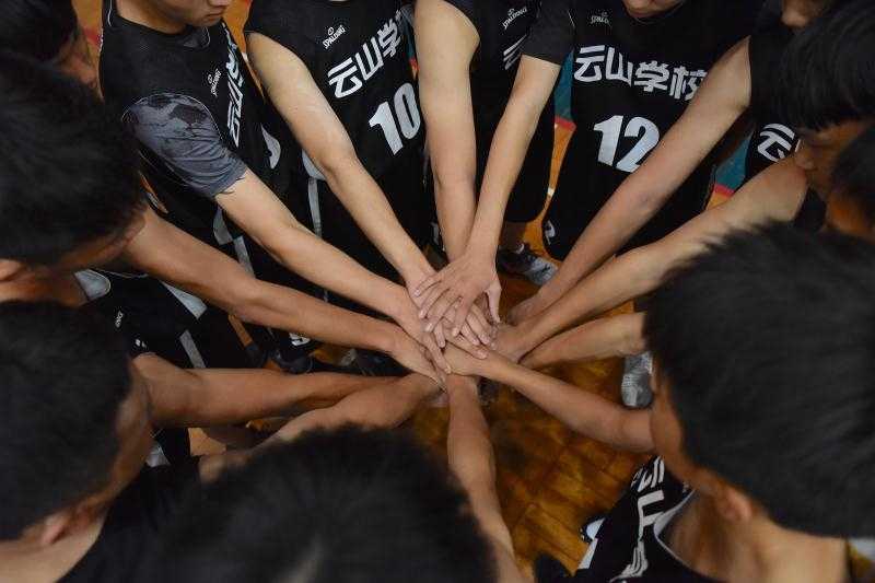 广东实验中学的4号球员刘长江如猎豹般突破重围，他高高跃起，手腕轻柔一拨，篮球在空中划出一道彩虹般的弧线，精准坠入网窝。