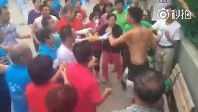 夜幕下，空旷的篮球场被暂时封闭，场内空无一人，唯有灯光孤零零地照着地面，仿佛在等待着双方回归理性后的握手言和。