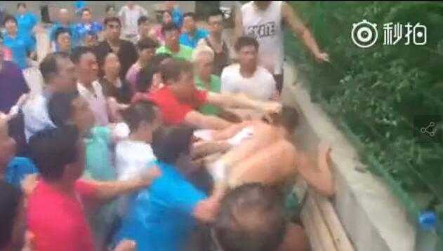 公园管理方在篮球场大门上挂上了锁，并张贴了暂停开放的通告，冰冷的铁锁暂时锁住了冲突，也锁住了双方的运动热情。