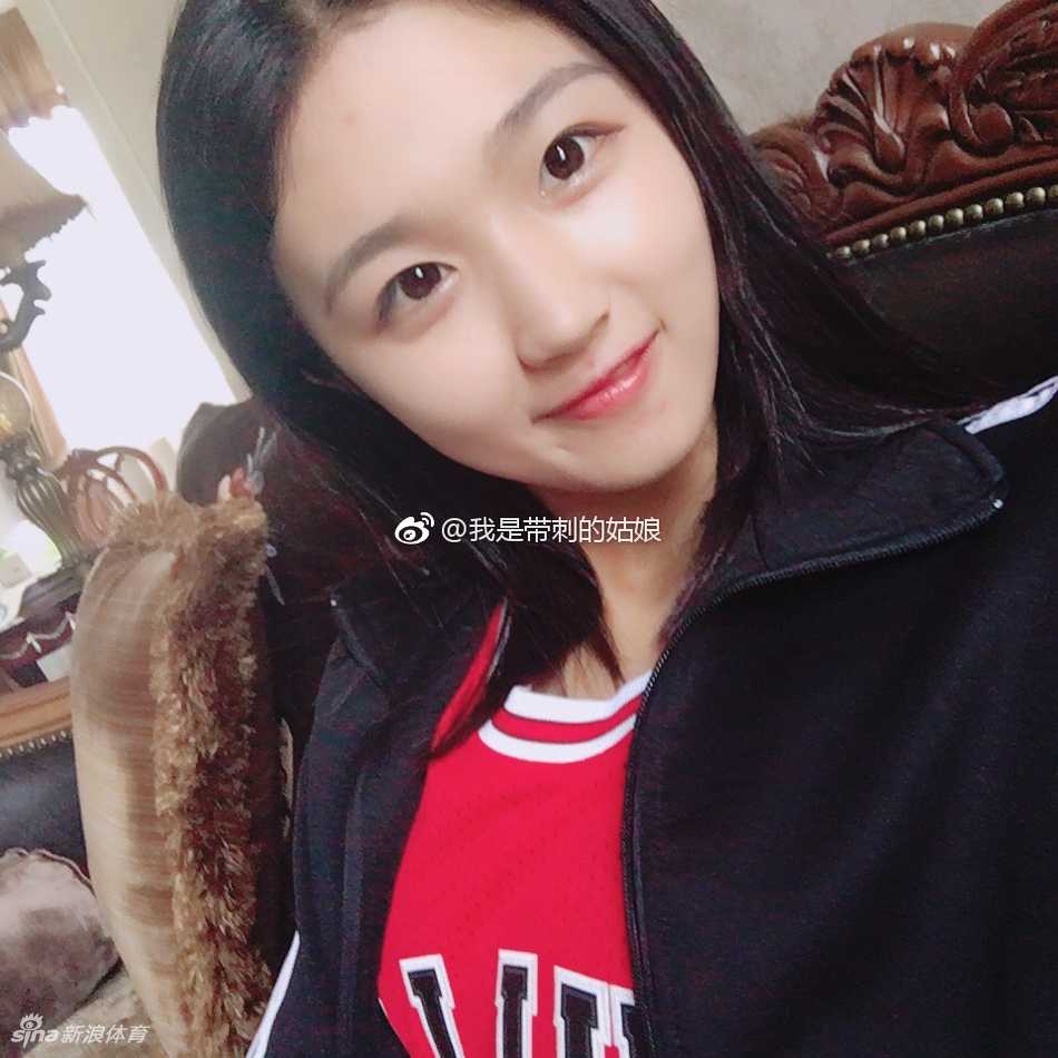 一个成功的过人动作后，她回头一笑，那份属于胜利者的得意和娇憨，瞬间融化了人心