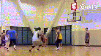 洗菜在球场边露出阳光般的笑容，抱起篮球轻轻一拍，准备进行下一次投篮练习