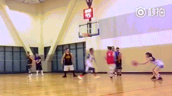 面对防守者，洗菜冷静地做着胯下运球，随即突然干拔跳投，篮球稳稳命中篮筐