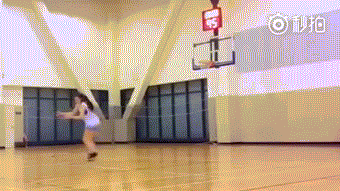 洗菜在球场上快速运球变向，晃过防守后急停跳投，动作一气呵成充满爆发力