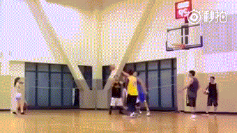 洗菜在球场上眼神专注，轻盈跳起，出手的篮球在空中划过一道自信的彩虹弧线