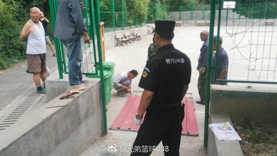 曾经热闹非凡的球场如今大门紧锁，一张白色的告示贴在铁门上，上面写着封闭通知，只留下门外几双迷茫的眼睛，仿佛在诉说着无处安放的运动热情。