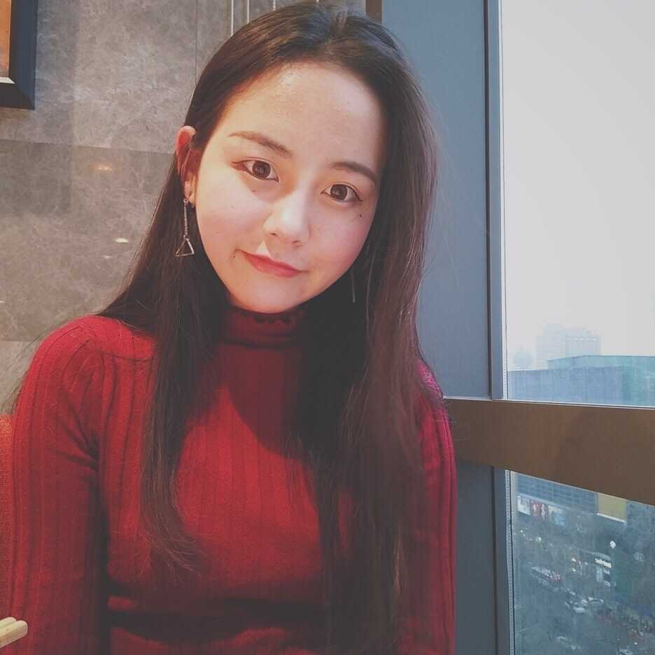 在健身房内，孙夕雨双手抱起一颗大篮球，努力做出夸张的表情，俏皮可爱中带着对篮球发自内心的热爱。