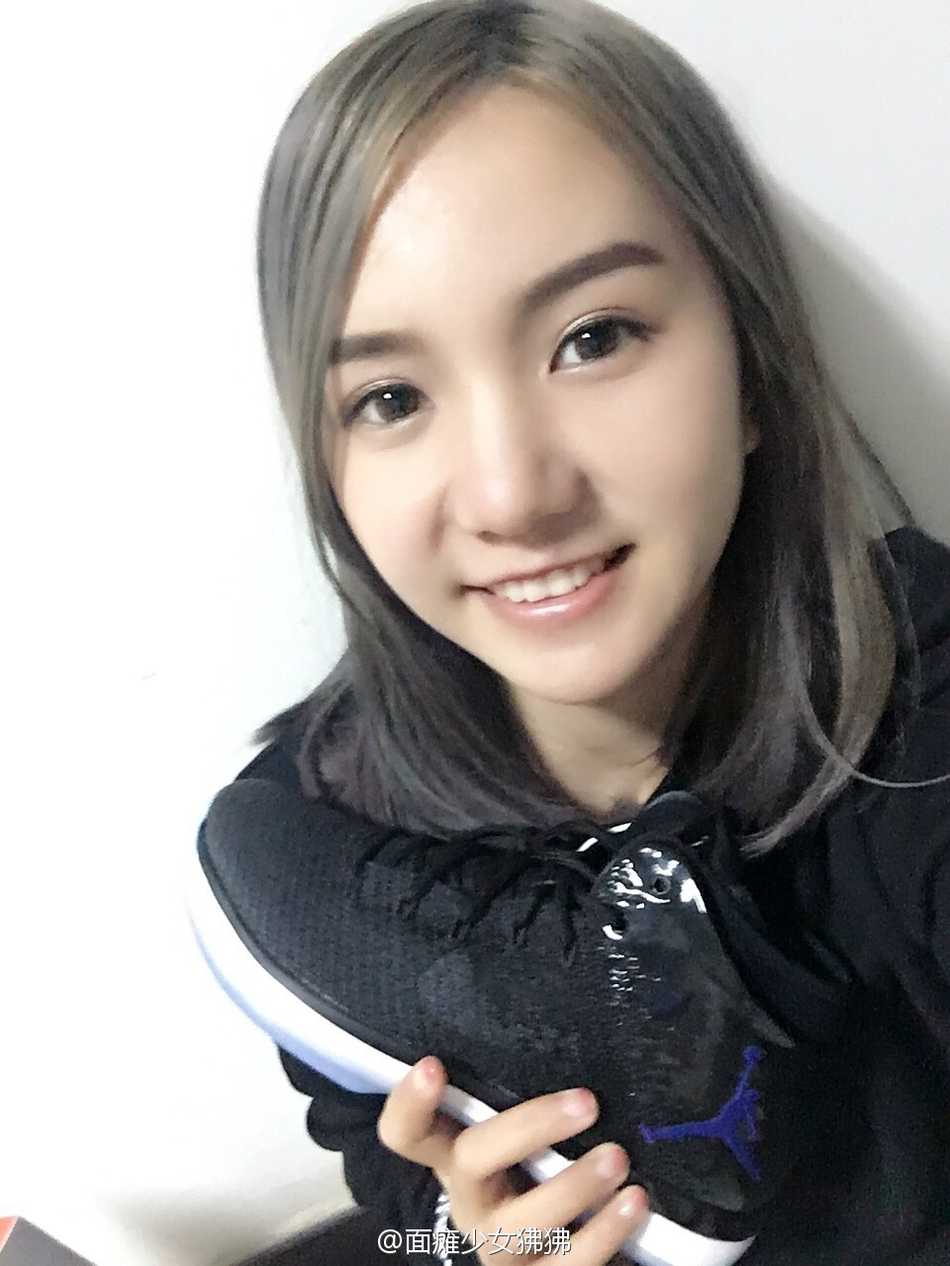 赛后，徐蓓佩与队友们在一起，脸上挂着轻松愉悦的笑容，这是属于团队和篮球的温馨时刻。