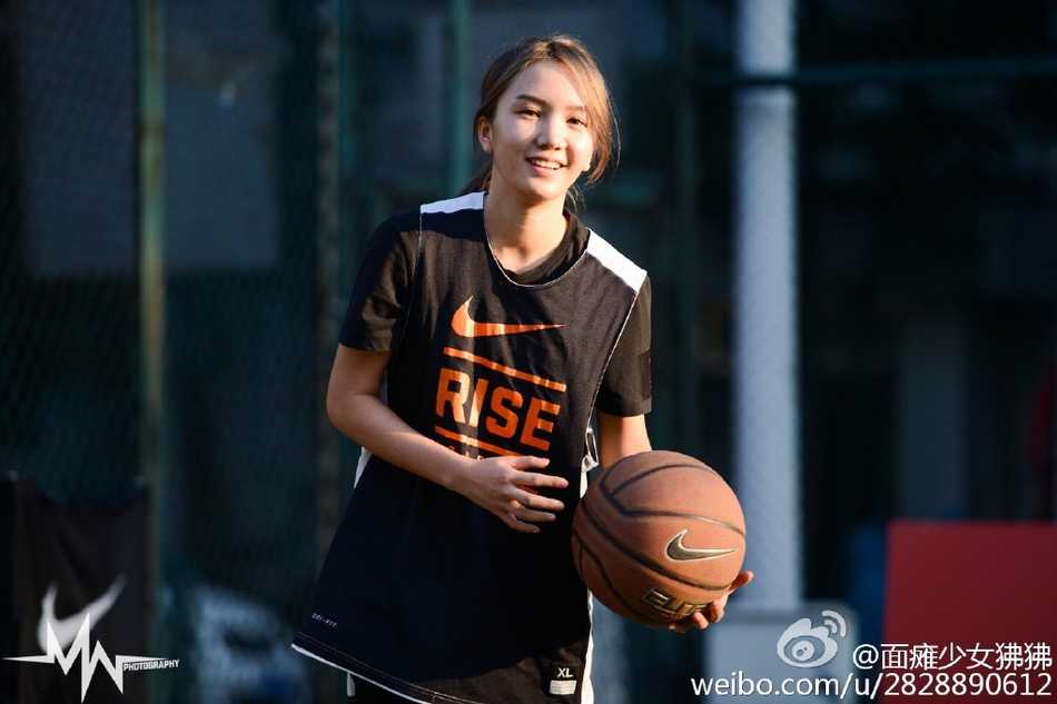 徐蓓佩在球场上露出灿烂的笑容，眼神里闪烁着对篮球纯粹的热爱，仿佛夏日的阳光都为之逊色。
