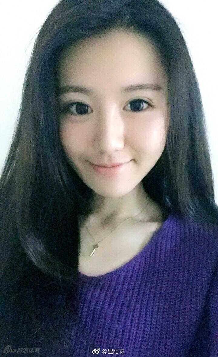 在球场通道的灯光下，女神随意地撩动长发，侧颜线条精致立体，一身休闲穿搭尽显青春活力，大长腿在光影中更显笔直修长。