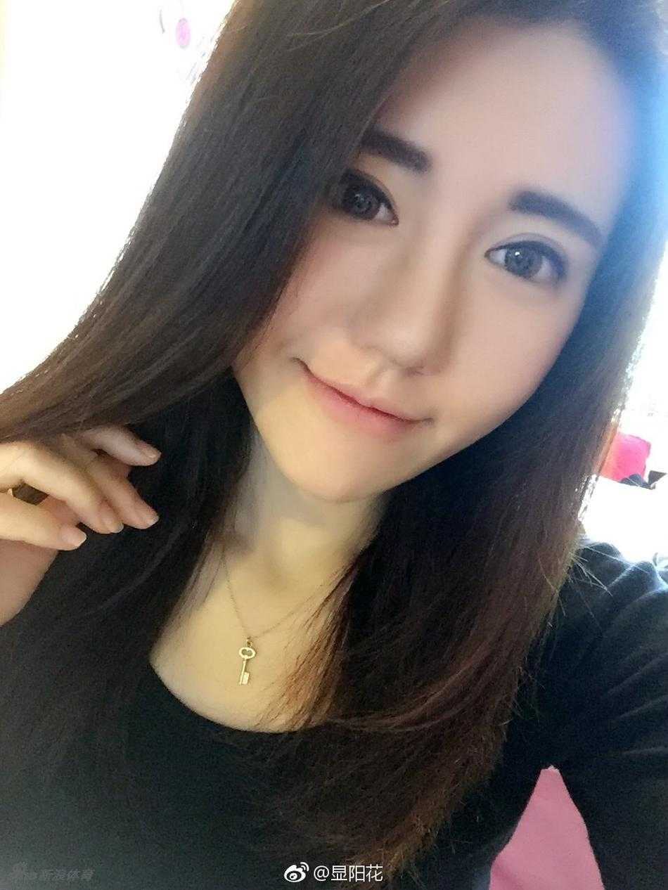 女神在场边观战时神情专注，白皙的肌肤在球馆蓝色座椅映衬下更显通透，一双笔直修长的美腿自然地伸展，成为看台上无法忽视的焦点。